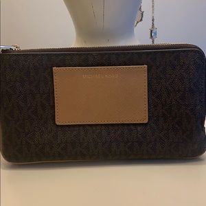 Micheal kors large wallet